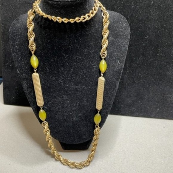 1940's 30" Continuous Matte Gold Tone Chain with Green Moon Glow Accent Beads - Picture 2 of 5